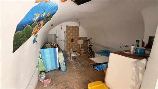 Casa Indipendente Su 3 Livelli Oltre Locale Al Piano Terra e Cantina.